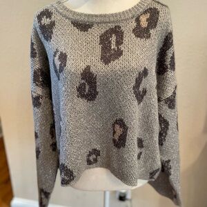 Gray Crew Neck Sweater with Leopard Print and Soft Texture